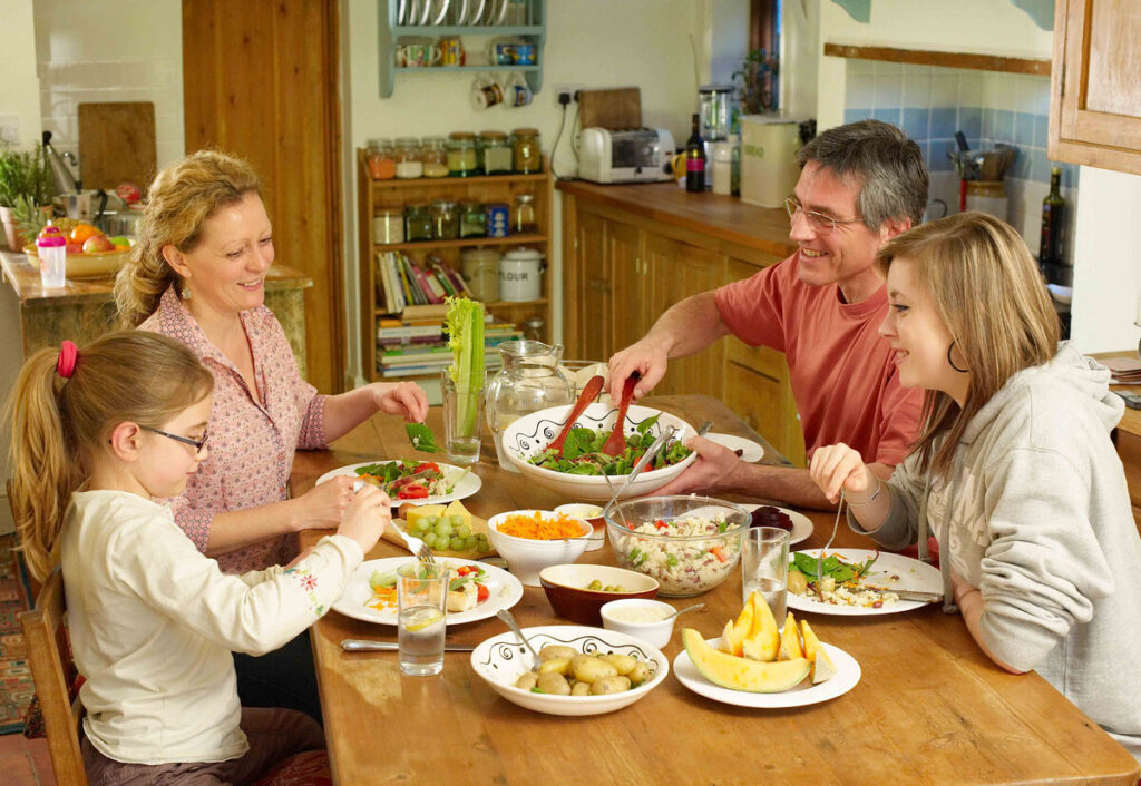 Семья обедает за столом